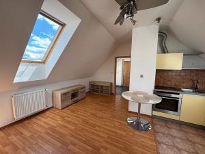 Prodej bytu 2+kk, Jesenice, Lomená, 45 m2
