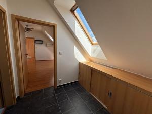 Prodej bytu 2+kk, Jesenice, Lomená, 45 m2