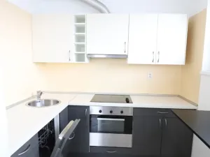 Pronájem bytu 1+kk, Praha - Hloubětín, Nademlejnská, 32 m2