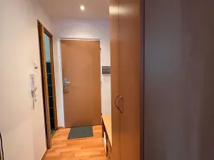 Pronájem bytu 1+1, Karlovy Vary, Maďarská, 36 m2