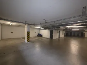 Pronájem garážového stání, Praha, Mrštíkova, 15 m2