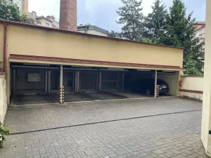 Pronájem garážového stání, Praha - Vinohrady, Rybalkova, 20 m2