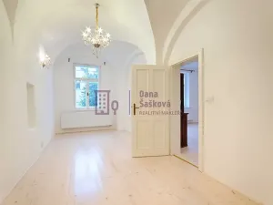 Pronájem bytu 2+1, Jindřichův Hradec, nám. Míru, 71 m2