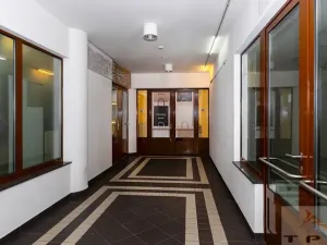 Pronájem obchodního prostoru, Karlovy Vary, Divadelní náměstí, 100 m2