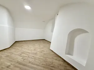 Pronájem skladu, Praha - Malá Strana, Malostranské náměstí, 210 m2