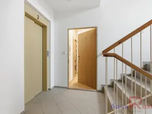 Prodej bytu 2+kk, Karlovy Vary, nám. V. Řezáče, 68 m2