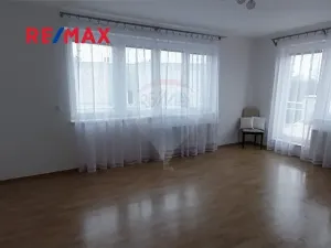 Pronájem bytu 1+kk, Praha - Vinoř, Českodubská, 36 m2