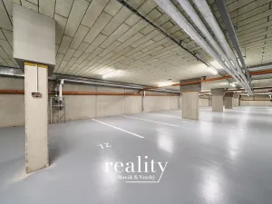 Pronájem garážového stání, Znojmo, Jarošova, 18 m2