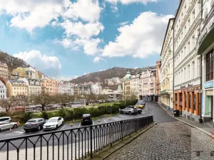 Prodej obchodního prostoru, Karlovy Vary, Divadelní náměstí, 100 m2