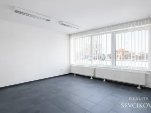 Pronájem obchodního prostoru, Hradec Králové, Vlčkovická, 700 m2