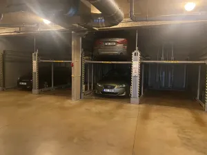 Pronájem garážového stání, Praha, Slezská, 12 m2