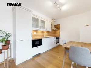 Pronájem bytu 1+kk, Praha - Smíchov, Kobrova, 43 m2