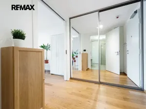 Pronájem bytu 1+kk, Praha - Smíchov, Kobrova, 43 m2