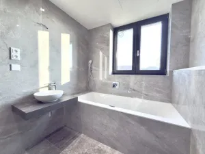 Prodej bytu 5+kk, Praha - Holyně, náměstí Pod lípou, 150 m2