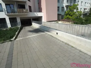 Pronájem garážového stání, Brno, Spolková, 13 m2