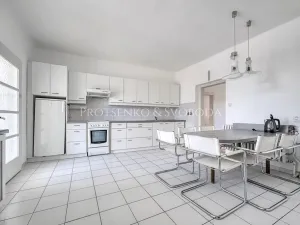 Prodej vily, Křižanov, Benešovo náměstí, 530 m2