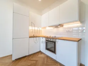 Pronájem bytu 1+kk, Praha - Smíchov, Nádražní, 28 m2