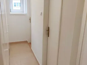 Pronájem bytu 2+1, Praha - Kobylisy, Vršní, 56 m2