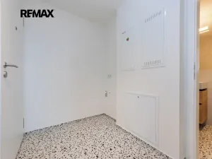 Pronájem bytu 1+kk, Praha - Radlice, U Komína, 37 m2
