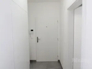 Pronájem bytu 1+kk, Praha - Karlín, Sokolovská, 34 m2