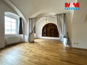 Pronájem atypického bytu, Kadaň, Mírové náměstí, 78 m2