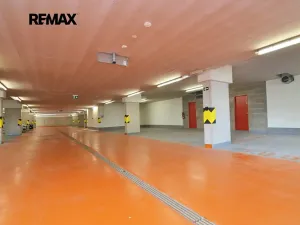Pronájem garážového stání, Praha - Hlubočepy, Miloše Havla, 16 m2