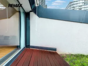Pronájem bytu 1+kk, Praha - Žižkov, Ke kapslovně, 53 m2