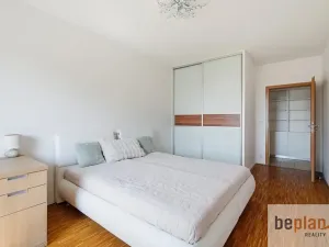 Pronájem bytu 2+kk, Praha - Malešice, Univerzitní, 63 m2