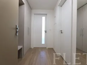 Pronájem bytu 1+kk, Praha - Holešovice, V háji, 30 m2