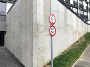 Pronájem garážového stání, Praha - Střížkov, Střížkovská, 17 m2