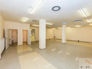 Prodej obchodního prostoru, Karlovy Vary, Divadelní náměstí, 100 m2