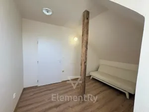 Pronájem atypického bytu, Hradec Králové, Malé náměstí, 20 m2