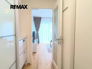 Pronájem bytu 1+kk, Praha - Smíchov, Podbělohorská, 39 m2