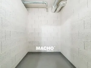 Pronájem garážového stání, Praha, Krnkova, 18 m2