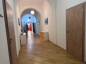 Pronájem kanceláře, Praha - Nové Město, Karlovo náměstí, 1110 m2
