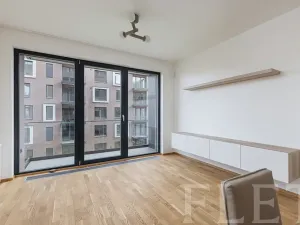 Pronájem bytu 1+kk, Praha - Karlín, Švarcova, 36 m2
