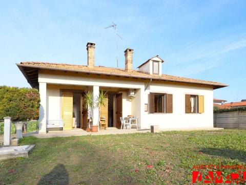 Prodej domu, Via Comugne, San Michele a Tagliamento, Friuli-venezia-giulia, Itálie, 226 m2