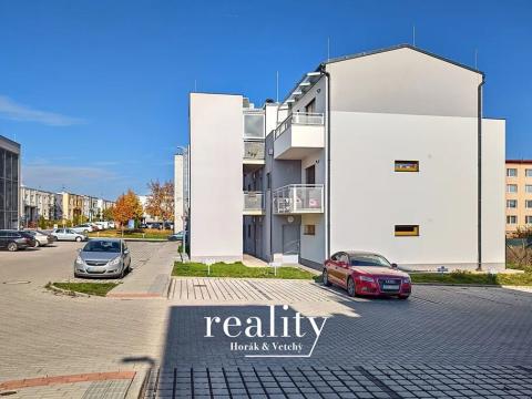 Pronájem garážového stání, Znojmo, Hrušňová, 15 m2