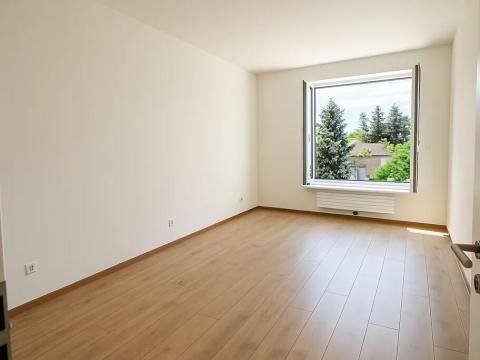 Prodej bytu 2+kk, Praha - Hostavice, Českobrodská, 64 m2